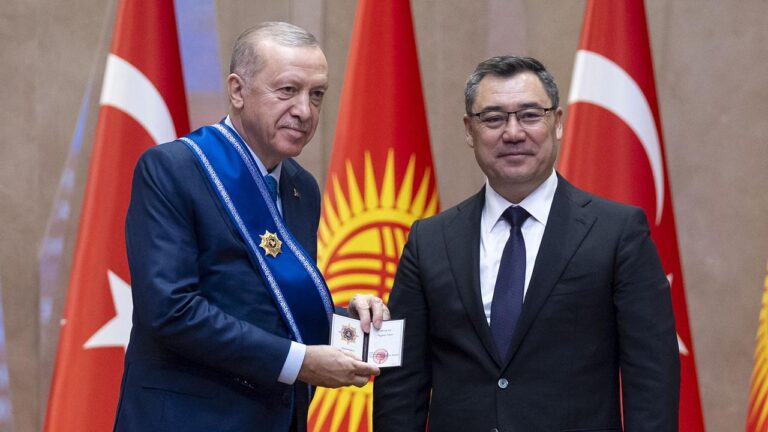 Cumhurbaşkanı Erdoğan’a Kırgızistan’da Manas Nişanı takdim edildi