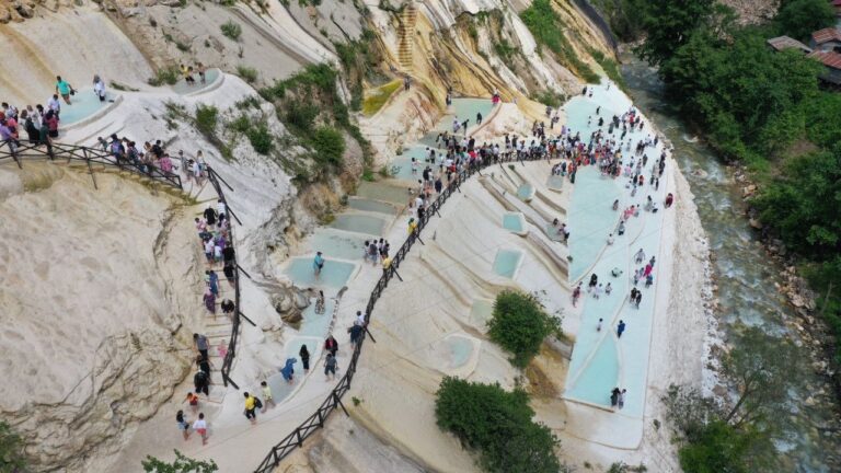 Karadeniz’in gizli cenneti Giresun’un doğa harikası Dereli Kuzalan-Göksu Travertenleri ziyaretçilerin ilgisi çekiyor