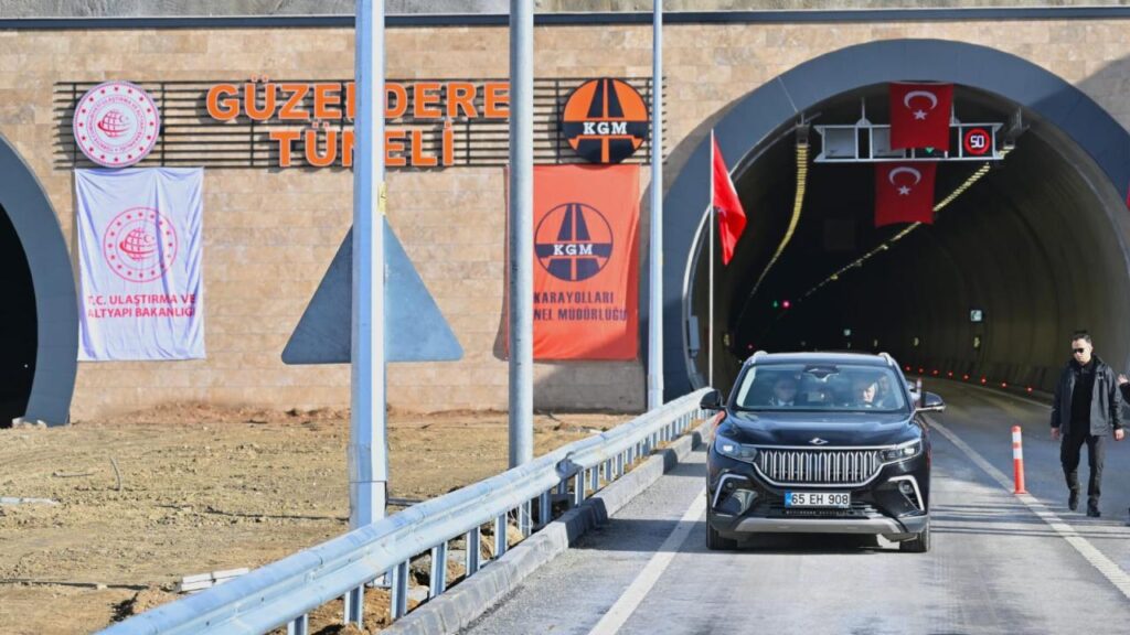 Van-Hakkari arasındaki Güzeldere Tüneli hizmete açıldı