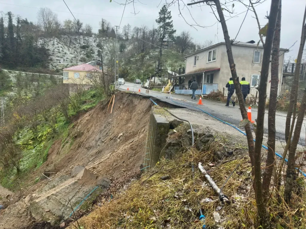 Giresun’da etkili olan yağmur nedeniyle yol çöktü, jandarma geçişleri durdurdu