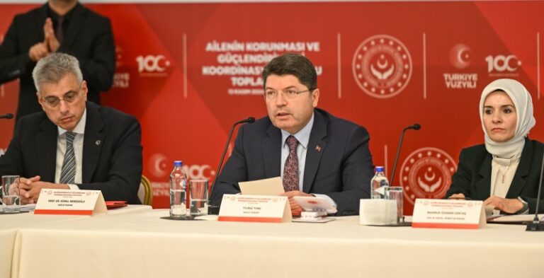 Adalet Bakanı Tunç,“Çocuklarımızı şiddete teşvik eden, aileleriyle bağlarını kopartan hiçbir dijital platforma izin vermeyeceğiz”
