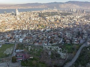 İzmir’in Konak ilçesinde bulunan Smyrna Antik Kenti’nin tiyatrosunda çlaışmalar tüm hızıyla sürüyor