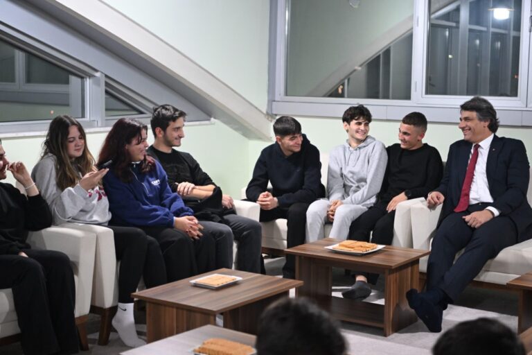 Kocaeli’nin Kartepe Belediye Başkanı Kocaman İle Gençlerin Kahve Sohbeti