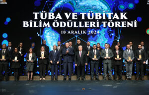 TÜBA ve TÜBİTAK Bilim Ödülleri”ne layık görülen bilim insanları, ödüllerini, Cumhurbaşkanı Recep Tayyip Erdoğan’ın elinden aldı.