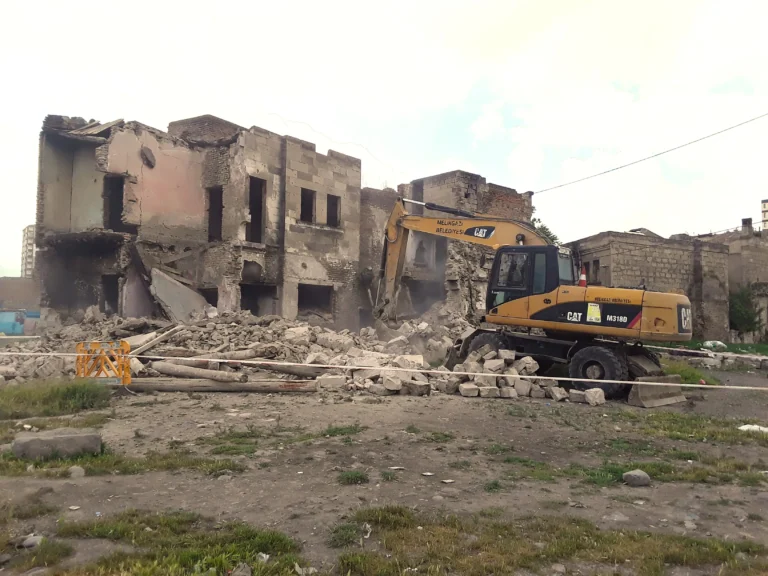 Kayseri Melikgazi’de kent estetiğini bozan ve güvenliği tehdit eden metruk yapılar yıkıldı