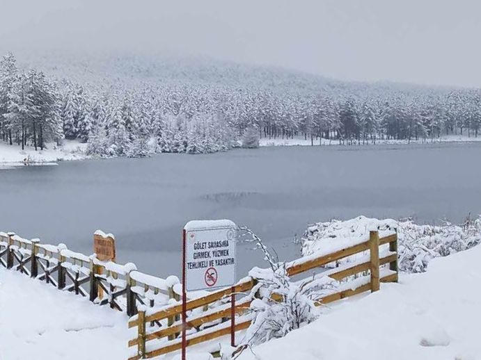 Afyonkarahisar´ın Sandıklı ilçesindeki Akdağ Tabiat Parkı´ndaki Akdağ Göleti dondu