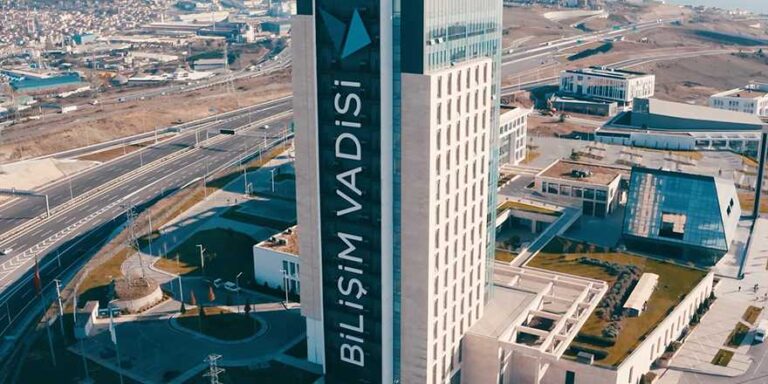 Bilişim Vadisi Genel Müdürü Erkam Tüzgen, “Türkiye’deki 42 Okullarında öğretmensiz yüz yüze eğitim veriliyor”