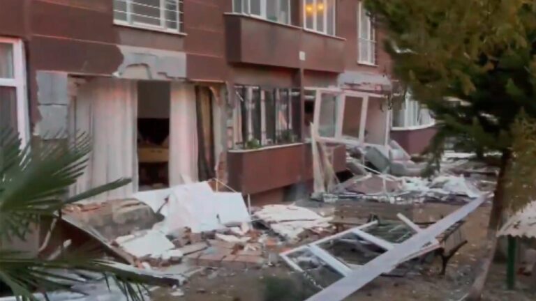 İstanbul’da bir apartmanda meydana gelen patlamada 1 kişi hayatını kaybetti