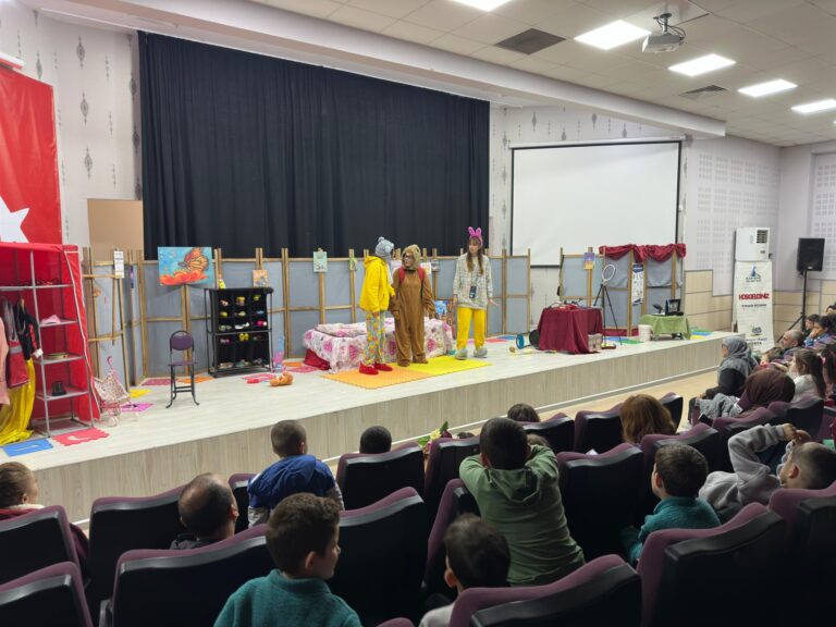 Kocaeli Kartepe Belediyesi’nden çocuklara tiyatro gösterisi