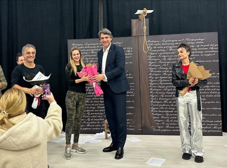 Kocaeli Kartepe’de “Başka Sen Yok Ki” Kartepe’de Ayakta Alkışlandı