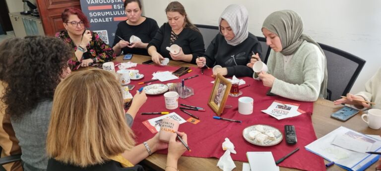 KADEM Kocaeli’den ŞÖNİM Meslek Elemanlarına Özel 25 Kasım Temalı Seramik Bardak Boyama Atölyesi 