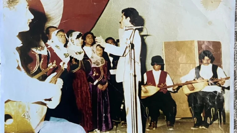 TRT Müzik kanalında koro eşliğinde seslendirdiği “Heybeler Bellerde” türküsü, yıllar sonra TRT Arşiv