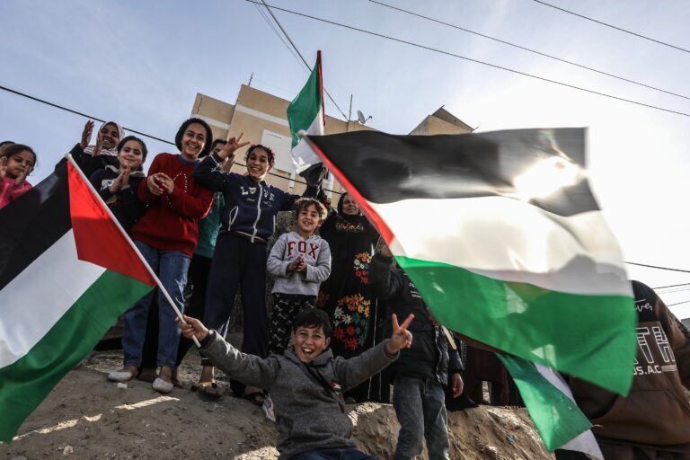 Gazze’de ateşkes başladı, Hamas’ın serbest bıraktığı üç rehine İsrail güçlerine teslim edildi