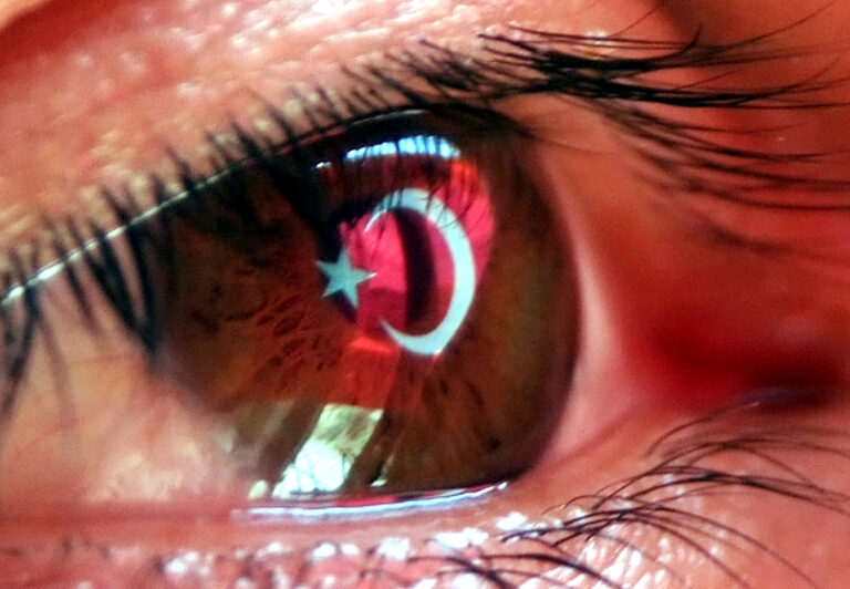 Siyasete Nereden Bakmalıyız?