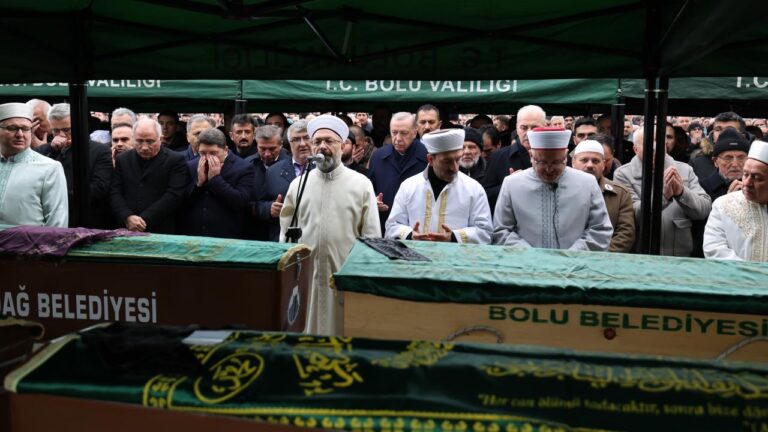 Cumhurbaşkanı Erdoğan Bolu’da Gültekin ailesinin cenazesine katıldı