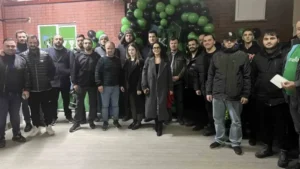 Kocaeli genç-yaşlı, kadın-erkek taraftarlar, Trendyol Süper Lig’e çıkmak için hafta sayan Kocaelispor’a destek için üyelikte yarıştılar