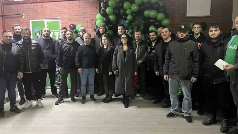 Kocaeli genç-yaşlı, kadın-erkek taraftarlar, Trendyol Süper Lig’e çıkmak için hafta sayan Kocaelispor’a destek için üyelikte yarıştılar