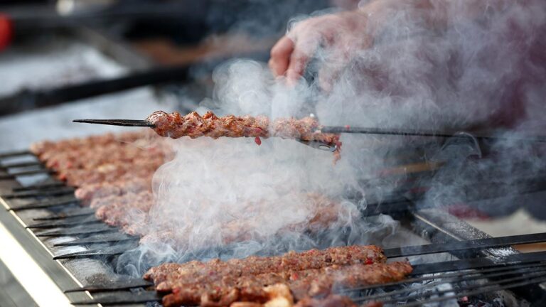 Adana kebabına da domuz eti karıştırdılar