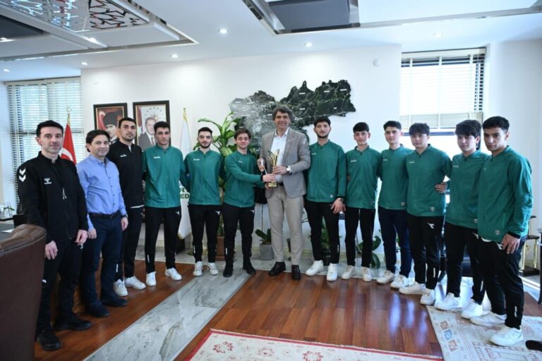 Kartepe Belediyespor Hokey Takımı, kupayı Başkan Kocaman’a getirdiler!