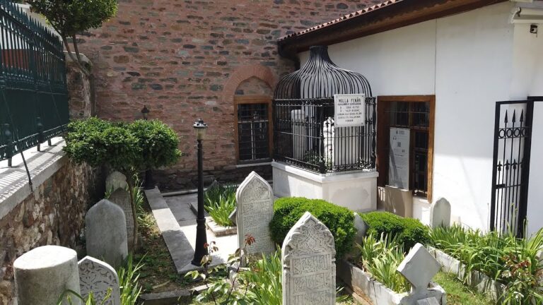 Osmanlı Devleti’nin ilk şeyhülislamı Molla Fenari’nin türbesi her gün ziyaretçiler akın ediyor