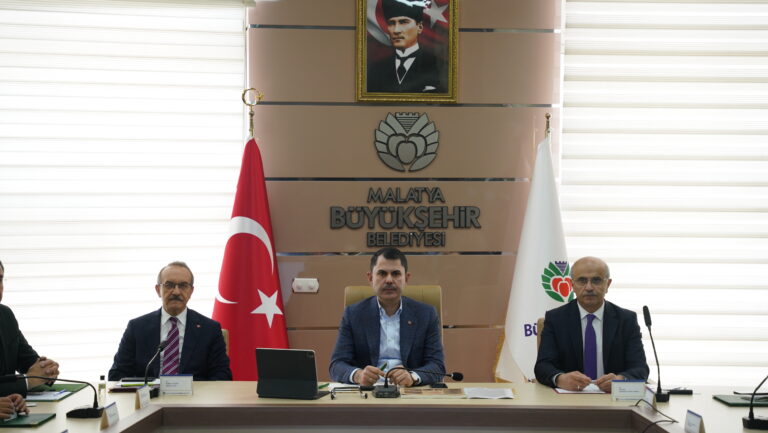 Bakan Kurum, deprem bölgesinde fahiş fiyatla beton satan firmalara tepki gösterdi