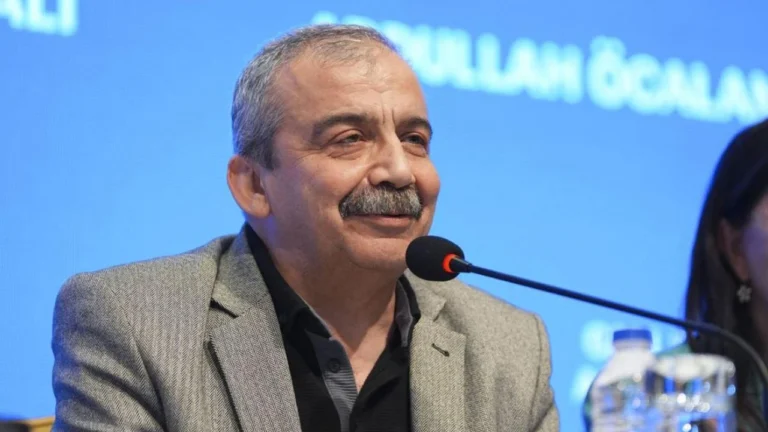 DEM Parti İstanbul Milletvekili Sırrı Süreyya Önder, ‘devlet ile pazarlık’ iddialarına; “Bu işin hiçbir şartı yok. Bunu bütün şerefimle söylüyorum.” dedi.