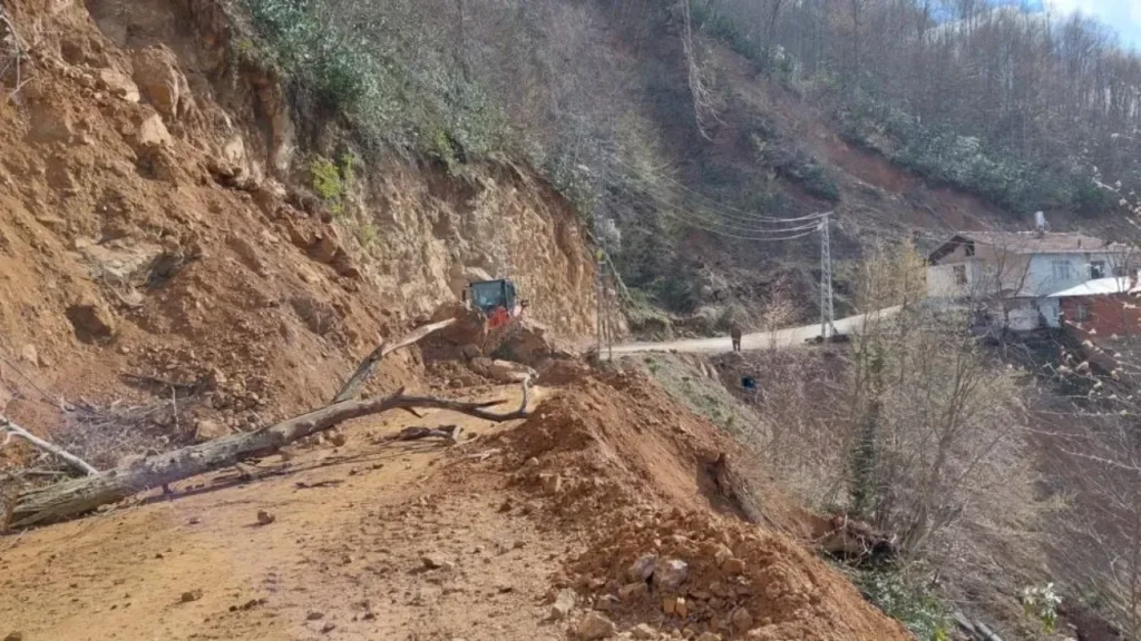 Kastamonu’nun Bozkurt Kaymakamlığı heyelan ve toprak kayması konusunda vatandaşları uyardı…