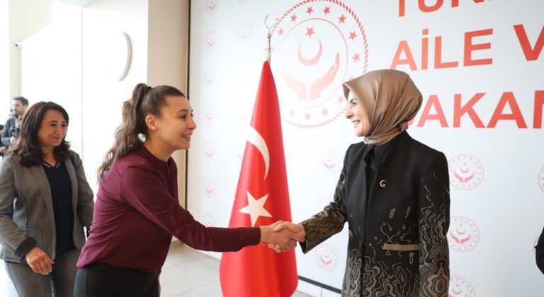 Aile ve Sosyal Hizmetler Bakanımız Göktaş, bakanlık personeli ile bayramlaştı