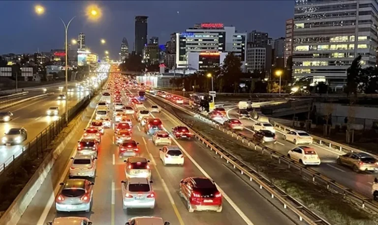 İstanbul’da art arda meydana gelen depremlerin ardından ve 2 gün okulların tatil edilmesiyle birlikte İstanbullular kenti terkediyor…