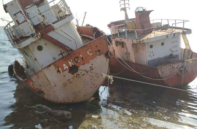 Kocaeli’nin Körfez sahilindeki batık gemiler yan yattı!