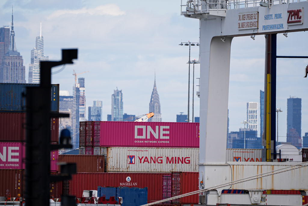 ‘Klasik’ Trump Elini Gösterdi