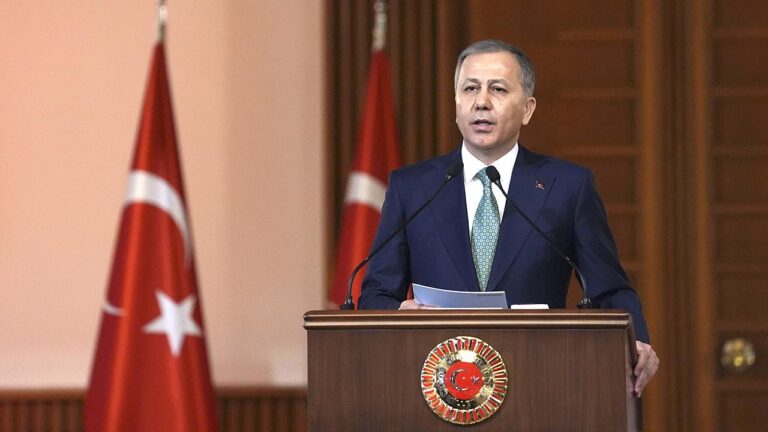 Bakan Yerlikaya, “Türkiye Cumhuriyeti bir hukuk devletidir. Tehditlerle, parmak sallamalarla, sokak ve boykot çağrılarıyla eğip, bükülemez”….