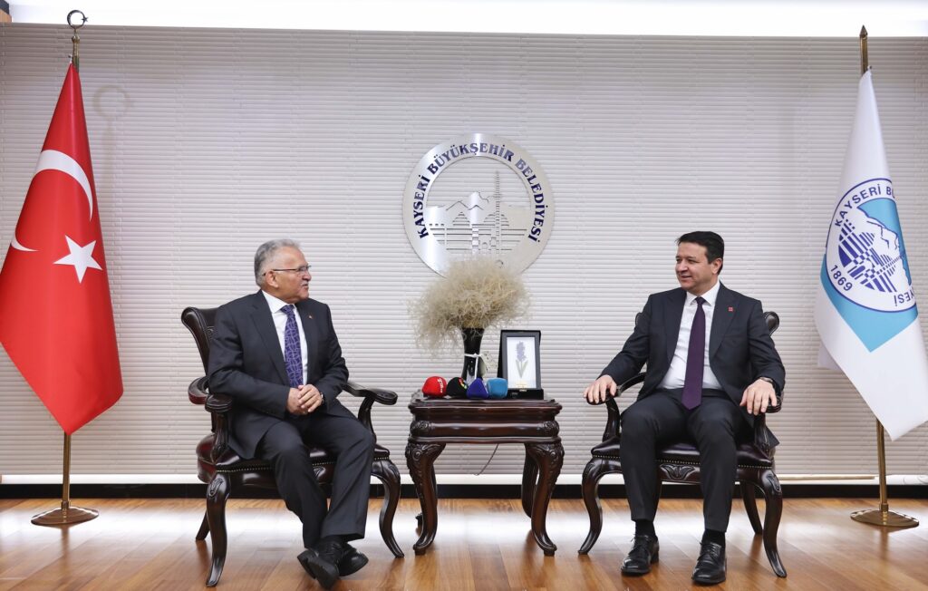 Kayseri Büyükşehir Belediye Başkanı Büyükkılıç’ı ziyaret eden SP Genel Başkanı Arıkan: “Üzerimde emeği olan bir büyüğümdür”