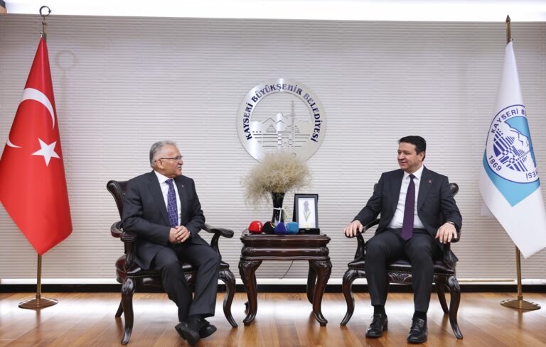 Kayseri Büyükşehir Belediye Başkanı Büyükkılıç’ı ziyaret eden SP Genel Başkanı Arıkan: “Üzerimde emeği olan bir büyüğümdür”