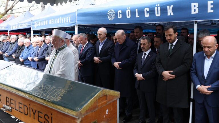 Cumhurbaşkanı Erdoğan, Salı günü vefat eden AK Parti Kocaeli İl İstişare Kurulu Üyesi ve eski Ulaşlı Belediye Başkanı Burhan Abiş’in cenaze törenine katıldı…