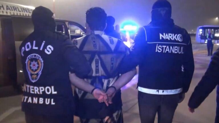 Kırmızı bültenle aranan 3 şüpheliden 2’si Türkiye’ye getirildi