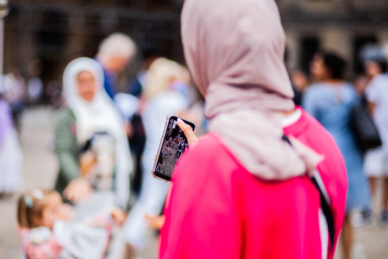 Müslümanlar için ayrımcılığın çok fazla arttığı Hollanda’da, bazı Müslümanlar Hollanda’yı terk etmeyi düşünüyor…