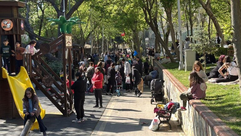 İstanbul’da okul bahçeleri, spor salonları ve camiler vatandaşların kullanımına açıldı