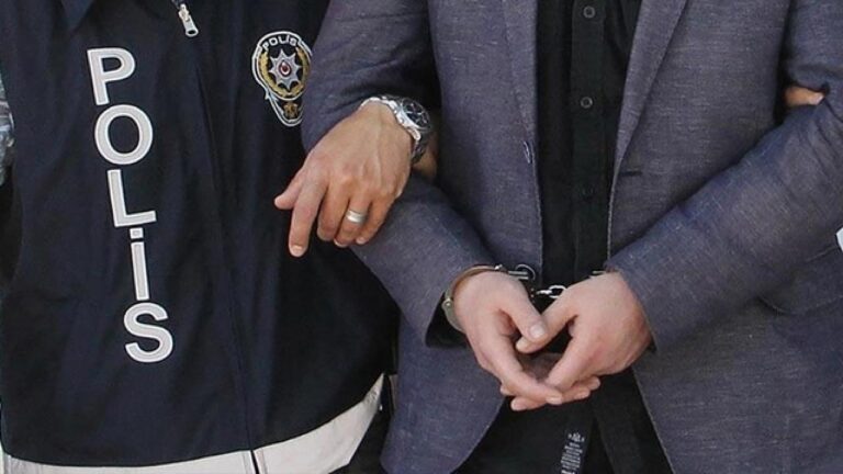 İçişleri Bakanı Ali Yerlikaya, İstanbul’da aracıyla kadın sürücünün önünü kesen şüphelinin yakalandığını bildirdi….