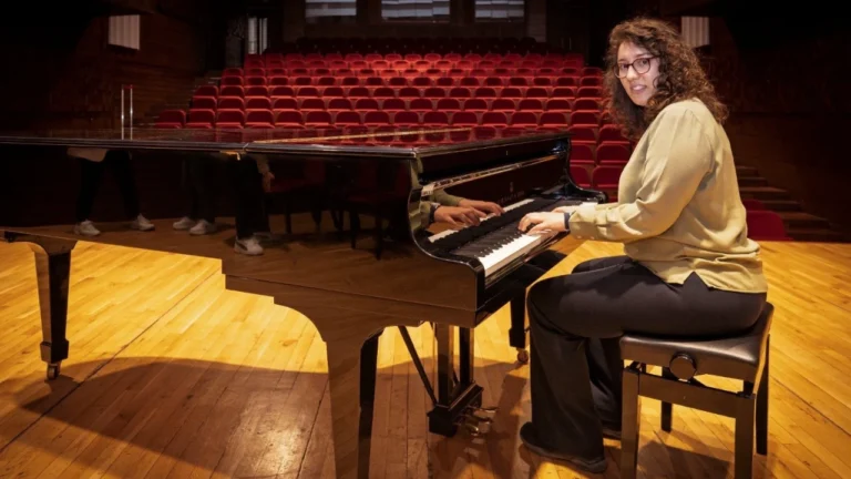 İzmir Büyükşehir Belediyesi AASSM’de görev yapan otizmli müzisyen Özge Çeltik, sanatıyla fark yaratıyor…