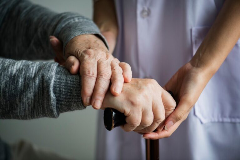 Parkinson hastalığının tedavisinde etkili yöntemler ve düzenli kontrollerin rolü