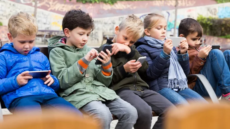 AB okullarda telefon kullanımını yasaklayacak mı?