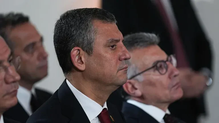 CHP lideri Özgür Özel, Sırrı Süreyya Önder’in cenaze töreni sonrası saldırıya uğradı…