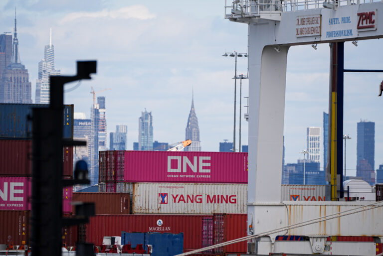 ‘Klasik’ Trump Elini Gösterdi…