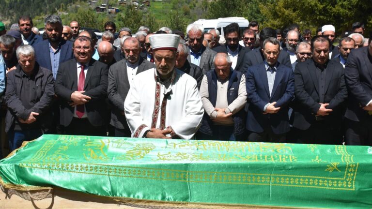 İletişim Başkanı Fahrettin Altun’un 87 yaşında amcası Nurettin Altun hayatını kaybetti.