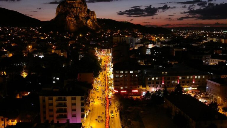 Afyonkarahisar’da 19 Mayıs Atatürk’ü Anma, Gençlik ve Spor Bayramı etkinlikleri kapsamında 1000 metre uzunluğunda Türk bayrağıyla “Gençlik Yürüyüşü”