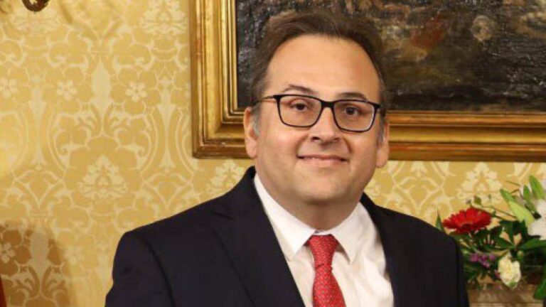 Türkiye’nin Valetta Büyükelçisi Erdeniz Şen, bir süredir tedavi gördüğü rahatsızlık nedeniyle Ankara’da 50 yaşında hayatını kaybetti…