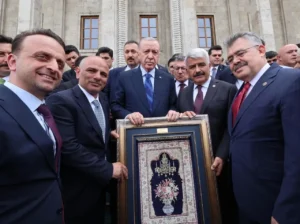 Kocaeli Körfez Belediye Başkanı Söğüt’ten ilk Hereke Halısı Cumhurbaşkanı Erdoğan’a verildi!…