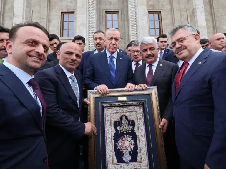 Kocaeli Körfez Belediye Başkanı Söğüt’ten ilk Hereke Halısı Cumhurbaşkanı Erdoğan’a verildi!…