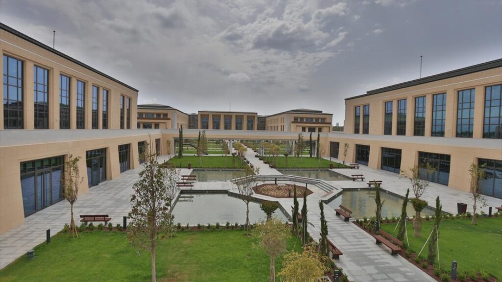 Başkent Lefkoşa’daki yapımı yaklaşık 3 yıl süren Kuzey Kıbrıs Türk Cumhuriyeti Külliyesi’nin açılışına, Cumhurbaşkanı Recep Tayyip Erdoğan da katılacak…